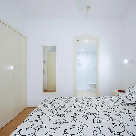 アパート One-bedroom With Terrace, Pool And Partial Sea Views