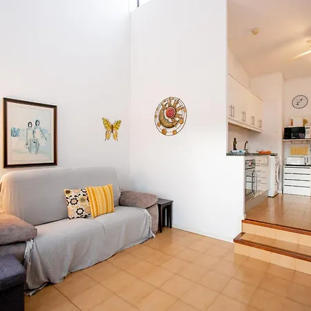 Daire One-bedroom With Terrace, Pool And Partial Sea Views *