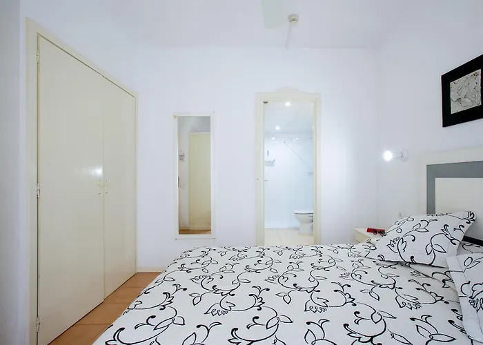 아파트 One-bedroom With Terrace, Pool And Partial Sea Views