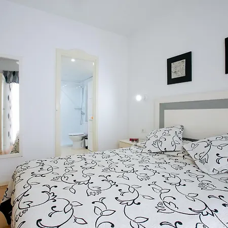 One-bedroom With Terrace, Pool And Partial Sea Views *